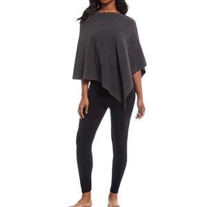 Barefoot Dreams Ultra-Lite Poncho – One Size (Black/Dark Grey)